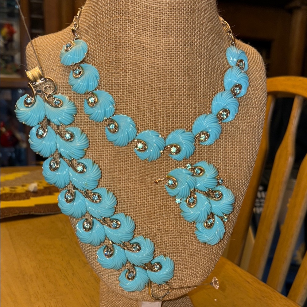 Lisner Blue Feather Thermo Set Rhinestone collection (1960)